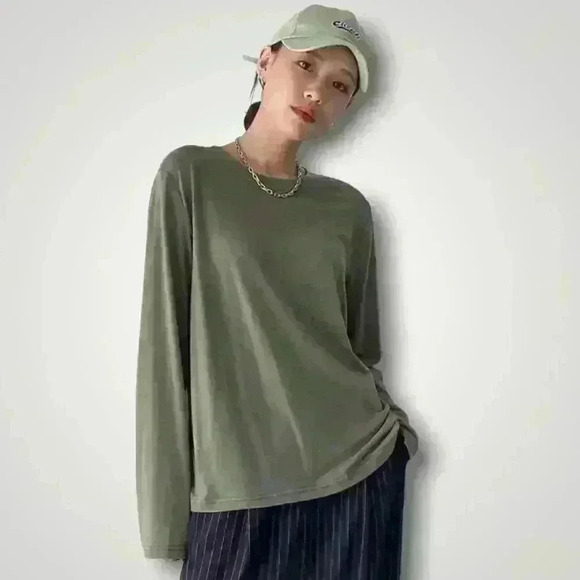 Solid Relaxed Round Neck Long Sleeve Tee - Picture 2 of 13